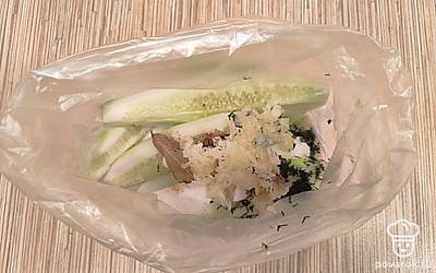 Очистите чеснок и натрите на мелкой терке.