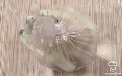 Завяжите верх пакета, оставив немного воздуха внутри. Аккуратно перемешайте все ингредиенты, находящиеся в пакете. Уберите в холодильник на 3 часа.