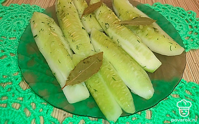 Через 3 часа достаньте огурцы из холодильника и переложите на красивую тарелочку.