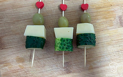 На шпажки нанижите оливки, сыр и огурец.