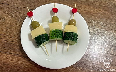 Шпажки переложите на тарелку. Подавайте к столу. Приятного аппетита!