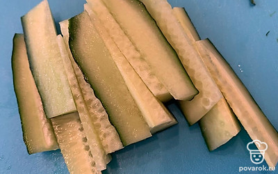 Огурцы нарезать брусочками.