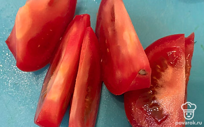 Помидоры нашинковать дольками.