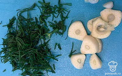 Чеснок нарезать кружочками, укроп измельчить.