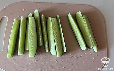 У огурцов срежьте кончики. Каждый огурец разрежьте на 4 части, как показано на фото. 