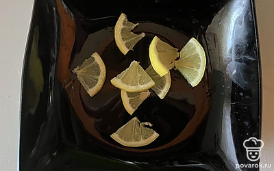 Лимон нарежьте на небольшие дольки. 