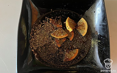 В тарелке соедините соевый соус, соль, нарезанный лимон, орегано и базилик. Тщательно перемешайте маринад. 