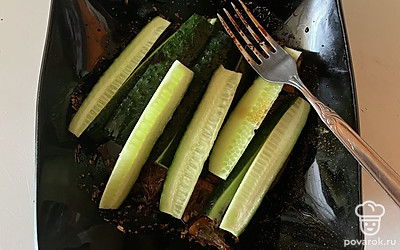 К маринаду добавьте нарезанные огурцы и перемешайте так, чтобы маринад обволакивал каждый кусочек. Тарелку накройте пищевой пленкой. Отправьте а холодильник мариноваться минимум на один час, но чем больше, тем лучше. 