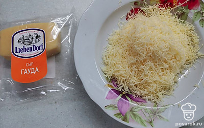 Сыр натрите на мелкой терке. 