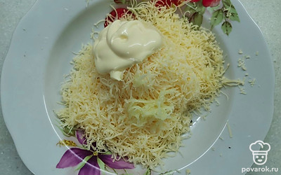 Добавьте измельченный чеснок и майонез. Хорошо перемешайте. 