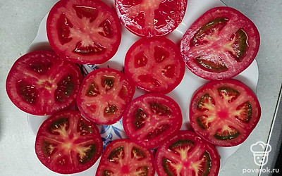 Помидоры нарежьте на кружочки толщиной около 1 сантиметра. 