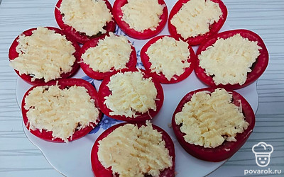 Намажьте на помидоры сырную начинку. 