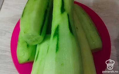 Огурцы моем, очищаем от кожуры. Можно и не очищать кожуру.