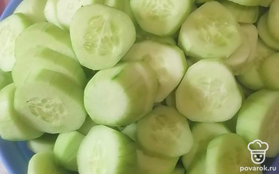 Режем огурцы кружочками среднего размера.