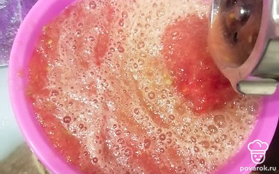 Помидоры пропускаем через мясорубку.
