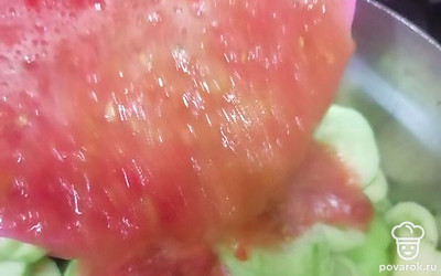 В большую кастрюлю складываем огурцы. Заливаем их помидорами. 