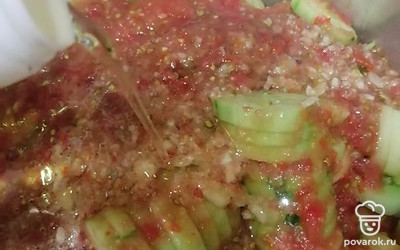 Добавляем растительное масло. Ставим на огонь и после закипания варим три минуты.