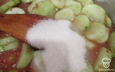 Всыпаем сахар. Все перемешиваем.