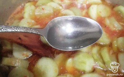 Приправляем укусусом и чесноком. Все перемешиваем и кипятим еще 3 минуты.