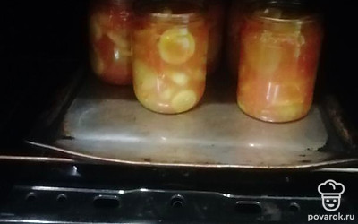 Раскладываем в стерелизованные банки и отправляем в разогретую до 200 градусов духовку. Стерилизуем 20 минут. Банки достаем из доховки и горячими закрываем железными крышками. Банки укутываем до полного остывания.