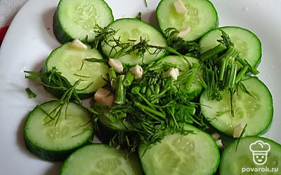 Посолите, добавте укроп, чеснок. 