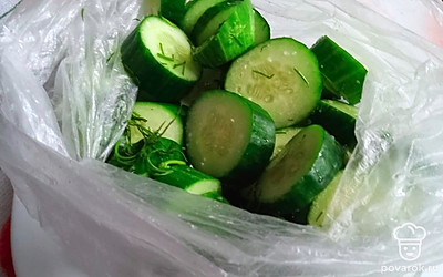 Положите все в полиэтиленовый пакет. Закройте и оставьте минут на тридцать. 