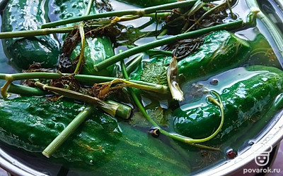 В отдельную кастрюлю налить 2 литра воды. Вскипятить. При закипании в кастрюлю добавить соль и сахар, тщательно перемешать. Прокипятить 5 минут, затем этот рассол влить в кастрюлю с огурцами. Огурцы необходимо прижать тарелкой. Оставить на сутки при комнатной температуре. Через сутки огурцы готовы. Хранить в холодильнике.