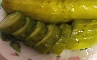 Малосольные огурцы можно использовать в салатах или подавать к мясу, овощам. Приятного аппетита!