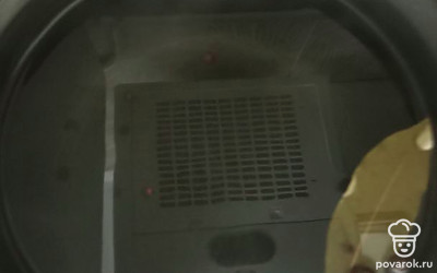 В воду добавить соль, сахар, перец, лавровый лист, вскипятить. В конце добавить 1 десертную ложку уксусной эссенции (это примерно 1,5 чайных ложки).