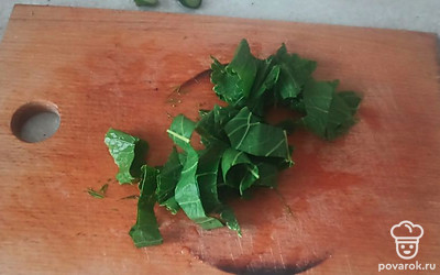 Листья хрена и смородины порежьте.