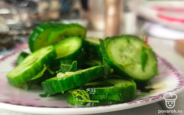 Малосольные огурцы со смородиной — Рецепт с фото