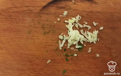 Чеснок мелко порежьте.