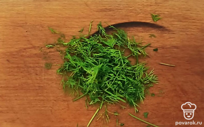 Укроп порежьте.