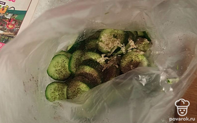 В пакете смешайте все ингредиенты, посолите и поперчите. Дайте настояться.