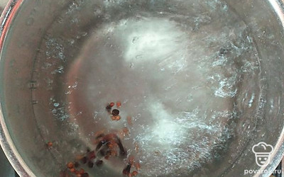 Вскипятить 1 литр воды с гвоздикой, перцем, солью и лавровым листом. 