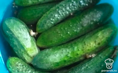 Огурцы помыть.