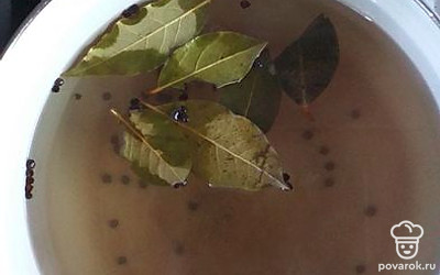Делаем рассол. В кастрюлю наливаем 2 литра воды, соль, сахар и перец и лавровый лист. Доводим до кипения.
