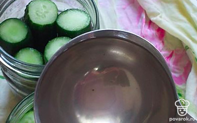 Добавляем уксус и заливам банки с огурцами.