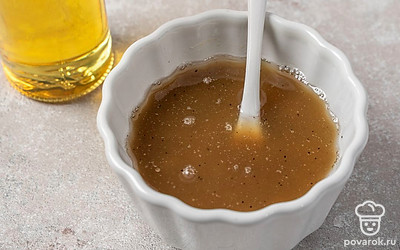 Приготовьте горчичный соус. Смешайте горчицу, сахар, соль и перец. Залейте их маслом и уксусом. Хорошо перемешайте.