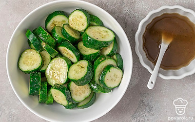 Начните делать заготовку. Огурцы порежьте кружочками и залейте горчичной заправкой. Дайте помариноваться 3 часа. После чего разлейте по банкам, закройте крышками и 20 минут простерилизуйте в кипящей воде.