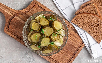 Закрутите заготовки и отправьте в темное место до полного остывания. После чего поставьте в холодильник или погреб на хранение.