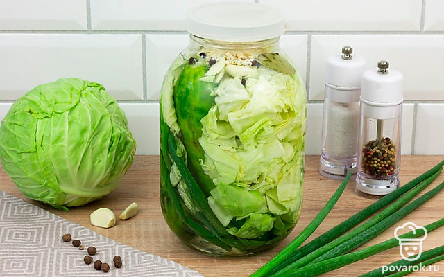 Огурцы с капустой на зиму — Рецепт с фото