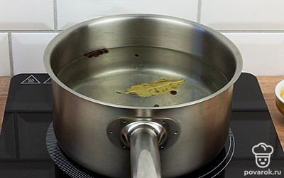 Поставьте на огонь кастрюлю с водой, добавив в нее лавровый лист, соль, сахар, черный перец горошком. После кипения добавьте уксус.