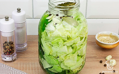 Плотно уложите в банку нарезанную капусту, добавьте еще один лавровый лист и залейте приготовленным маринадом. Накройте банку крышкой и поставьте в холодильник на 3 дня. Подставьте под банку тарелку, потому что в процессе брожения излишки и пена будут выливаться из банки. Готово!