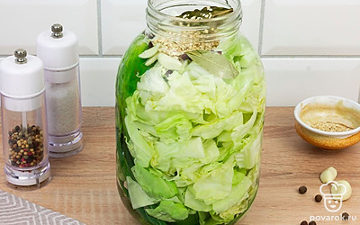 Добавьте в банку измельченный корень имбиря. Подавайте огурцы с капустой как дополнение к основному блюду. Приятного аппетита!