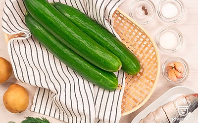 Чтобы лучше отмыть огурцы перед тем, как их мариновать, замочите их в холодной воде в глубокой кастрюле или тазу на 30 минут. Затем промойте каждый огурец под проточной водой, при необходимости потерев щеткой. Зелень укропа также замочите в глубокой тарелке с холодной водой, чтобы избавиться от остатков земли, пыли и мелких насекомых.