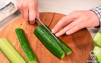 Подготовьте овощи и зелень. У чистых огурцов отрежьте кончики. Если плоды крупные, то порежьте их на четвертинки. Вымытый укроп стряхните от лишней жидкости и обсушите с помощью бумажных полотенец. Стебли укропа отрежьте и выбросите, а веточки мелко нашинкуйте ножом. Чеснок очистите от шкурки, сполосните и мелко нарежьте или пропустите через пресс для чеснока.