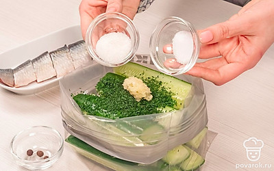 Замаринуйте огурцы. В чистый и крепкий полиэтиленовый пакет выложите огурцы, добавьте нарезанный укроп, измельченный чеснок, соль, сахар и перец. Плотно завяжите пакет, оставив немного воздуха внутри, и хорошо перемешайте все ингредиенты. Пакет с огурцами положите на тарелку и оставьте мариноваться при комнатной температуре на 4 часа. Готовые огурцы храните в холодильнике.