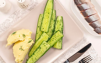 Выложите огурцы в глубокую тарелку и подайте вместе с горячим картофельным пюре и кусочками маринованной селедки. Маринованные огурцы можно подать к столу целыми, а можно порезать кружочками и смешать с нарезанным репчатым луком.