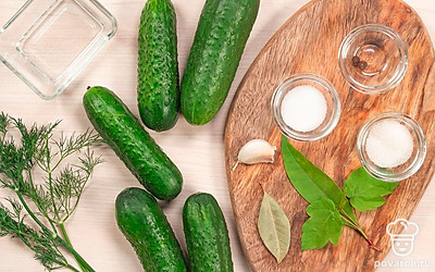 Огурцы тщательно вымойте. Зелень вымойте и обсушите на бумажных полотенцах. Чеснок очистите и нарежьте слайсами. Банки и крышки тщательно вымойте с пищевой содой и просушите. Приготовьте закаточную машинку. Приготовьте картофельное пюре для подачи.